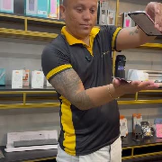 Prateleiras de acessórios na loja