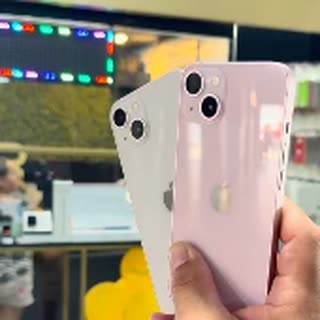 Dois iPhones, branco e rosa